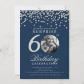ÜBERRASCHUNG 60. Geburtstag Silver Confetti Navy B Einladung (Vorderseite)