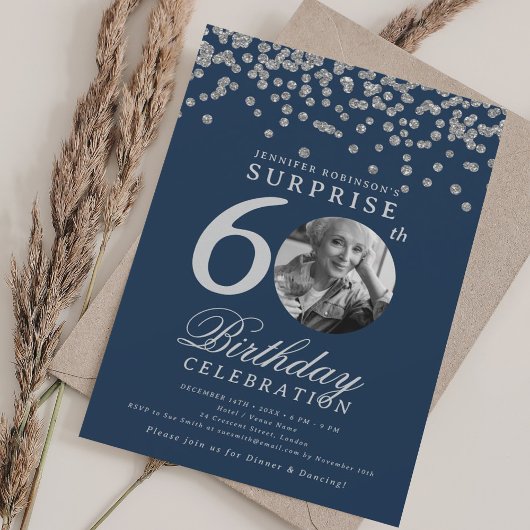 ÜBERRASCHUNG 60. Geburtstag Silver Confetti Navy B Einladung