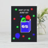 Überraschung 65. Geburtstagsparty Einladung SECRET (Stehend Vorderseite)