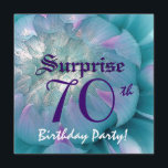 ÜBERRASCHUNG 70. Geburtstag Blau und Lila Dahlia W Einladung<br><div class="desc">Diese blaue und lila Dahlia ist eine hübsche und elegante Art,  die Leute zu einer SURPRISE 70. Geburtstagsfeier einzuladen. Der gesamte Text ist vollkommen anpassbar.  Sie können mit verschiedenen Papiertypen experimentieren,  indem Sie auf den Reiter "Einladungs-Optionen" oben rechts klicken.</div>