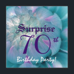 ÜBERRASCHUNG 70. Geburtstag Blau und Lila Dahlia W Einladung<br><div class="desc">Diese blaue und lila Dahlia ist eine hübsche und elegante Art,  die Leute zu einer SURPRISE 70. Geburtstagsfeier einzuladen. Der gesamte Text ist vollkommen anpassbar.  Sie können mit verschiedenen Papiertypen experimentieren,  indem Sie auf den Reiter "Einladungs-Optionen" oben rechts klicken.</div>