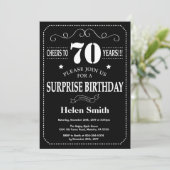 Überraschung 70. Geburtstag Einladung Chalkboard (Stehend Vorderseite)