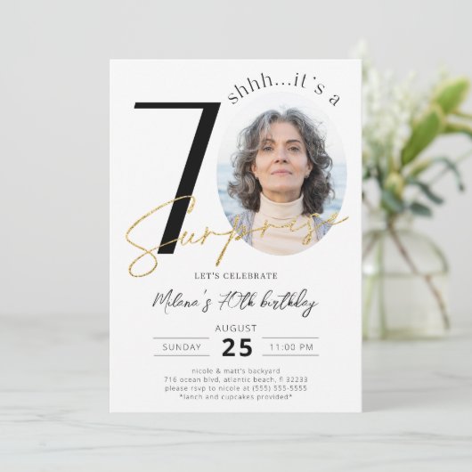Überraschung 70. Geburtstag Gold Foto Einladung (Stehend Vorderseite)