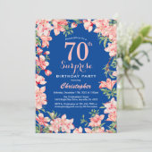 Überraschung 70. Geburtstag Rosa Blume Blau Einladung (Stehend Vorderseite)