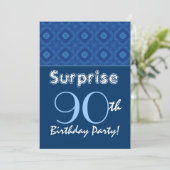 ÜBERRASCHUNG 90. Geburtstag Blaues Diamantmuster Einladung (Stehend Vorderseite)