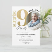 Überraschung 90. Gold Geburtstag Einladung mit Fot (Stehend Vorderseite)