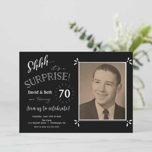 Überraschung Geburtstag duale Party Einladung (Stehend Vorderseite)