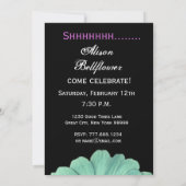 ÜBERRASCHUNG Geburtstag Grüner Lila Daisy Individu Einladung (Rückseite)