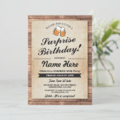 Überraschung Geburtstagsparty jubelt Beers Einladu Einladung (Stehend Vorderseite)