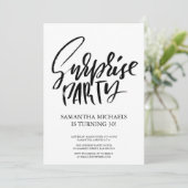 Überraschung Geburtstagsparty Schwarz-Weiß Einladung (Stehend Vorderseite)