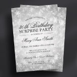 Überraschung Geburtstagsparty Silver Winter Wonder Einladung<br><div class="desc">Elegantes 30. Überraschung Geburtstagsparty Einladungs-Design mit Silver Winter Wonderland Motiv,  individuelle Name und Datum und Zusatztext. Beeindrucken Sie Ihre Familie und Ihre Freunde mit diesem stilvollen und stilvollen Geburtstagskünstlerdesign.</div>