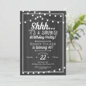 Überraschung Geburtstagsstring Lights auf Chalkboa Einladung (Stehend Vorderseite)