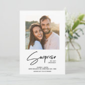 Überraschung Schwarz/Weiß 2 Foto Verlobung Einladung (Stehend Vorderseite)