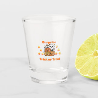Überraschung Streich oder Süßigkeit auf einem Schn Schnapsglas