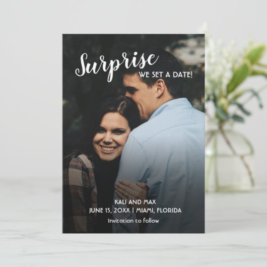 Überraschung Wir Set einer Date-Hochzeit Save The Date (Stehend Vorderseite)