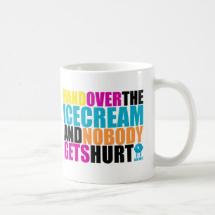 Überreichen Sie die Eiscreme und niemand erhält Kaffeetasse