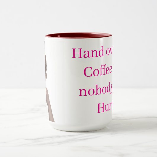 Überreichen Sie die Tasse des Kaffees (Zentrum)