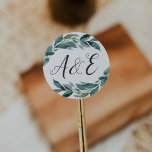 Überreiches Foliage Wedding Monogram Runder Aufkleber<br><div class="desc">Elegante botanische Aufkleber für Ihre Hochzeitseinladungen oder -favoriten zeichnen Ihre Initialen in handgeschriebener Kalligraphieschrift Typografie aus,  umgeben von üppig grünem Blattwerk und Ästen. Konzipiert,  um mit unserer Sammlung von Hochzeiten und Einladungen in reichhaltigen Foliage zu koordinieren.</div>