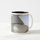 Überschussnavy-Phoenix-Raketen Zweifarbige Tasse (VorderseiteRechts)