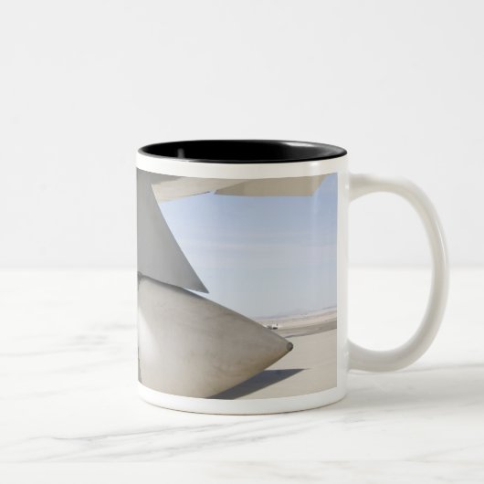 Überschussnavy-Phoenix-Raketen Zweifarbige Tasse (Rechts)