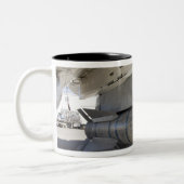 Überschussnavy-Phoenix-Raketen Zweifarbige Tasse (Links)