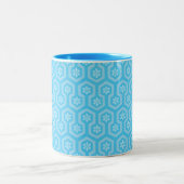 Übersehen des Snowflake-Designs Zweifarbige Tasse (Mittel)