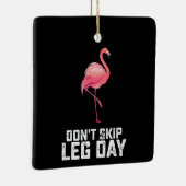 Überspringen Sie nicht die leg Day Flamingo Workou Keramikornament (Rechts)