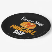 Überspringen Sie niemals den Pancake Day Pappteller (Schrägansicht)