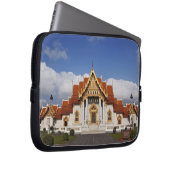 Ubosot Hall or Bot, Wat Benchamabophit, Bangkok Laptopschutzhülle (Vorne Rechts)
