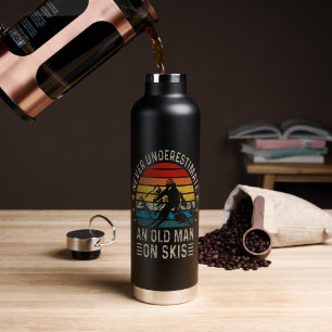 Ueberschätze niemals einen alten Mann auf Skiern R Trinkflasche