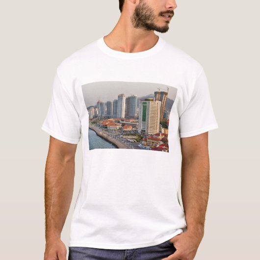 Ufer mit Yantai City Skyline, Shandong T-Shirt (Vorderseite)