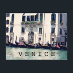 Ufergegend-Fotografie der Bestimmungsort-| Venedig Postkarte<br><div class="desc">Hier gefangen genommen, eine atemberaubende klassische Fotografie entlang den Venedig-Kanälen in Italien durch die begabte Sylvia Coomes. Lassen Sie alle wunderbaren rustikalen Details dieser Fotografie ein, die mit der Reihe der glatten ausgerichteten Gondeln beginnt. Schauen Sie, wie die Blasenbildungssonne blissfully unten scheint, während das Wasser noch steht. Die Vintage Fotografie...</div>