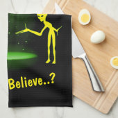 UFO Alien Entführung 👽 Glauben Sie? Geschirrtuch (Viertel Falte)