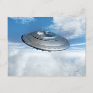 UFO fliegt durch bewölkten Himmel. Postkarte