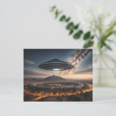 UFO fliegt Saucer über einer Alien-Stadt Postkarte (Stehend Vorderseite)