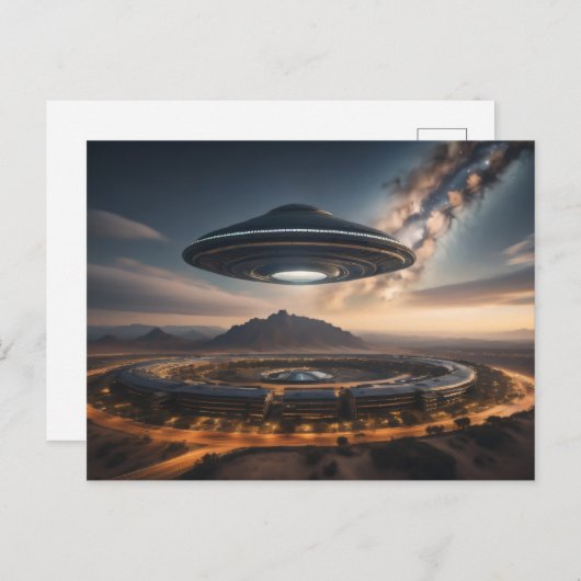 UFO fliegt Saucer über einer Alien-Stadt Postkarte (Vorne/Hinten)