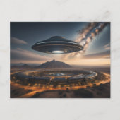 UFO fliegt Saucer über einer Alien-Stadt Postkarte (Vorderseite)