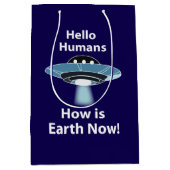 UFO Hallo Menschen Wie ist die Erde jetzt UFO Mittlere Geschenktüte (Vorderseite)