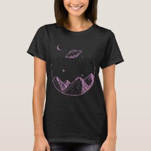 UFO im nächtlichen Himmel über Bergen T-Shirt