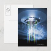 UFO schweben über der Erde, während er Menschen en Postkarte (Vorne/Hinten)