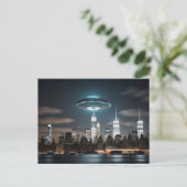 UFO über einer Stadt Postkarte (Stehend Vorderseite)