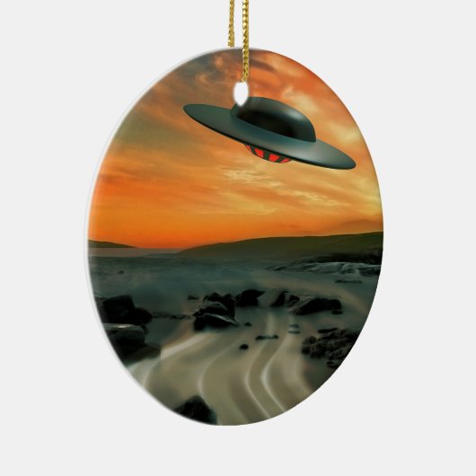 UFO über Küste Keramik Ornament (Rechts)