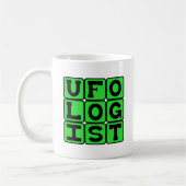 Ufologist, Studium der fliegenden Sauerker Kaffeetasse (Links)