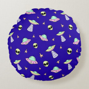 UFOs, Alien-Gesichter und Sterne auf blauem Hinter Rundes Kissen