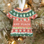 Ugg Christmas Sweater 2. Platz Wasserfarbe braun Ornament<br><div class="desc">Auf der Vorderseite ist ein hässlicher Weihnachtspulli in rötlich-braunen, orangefarbenen und weißen Farben gestrichen. Auf einem Streifen befindet sich die Meldung "2nd Place". Auf der Rückseite ist nur orange und grün: die Nachricht "2nd Place" ist oben, in grünen Kappen, die Nachricht "Ugly Sweater Contest Winner" ist in größeren orangefarbenen Buchstaben...</div>