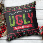 Ugg Christmas Sweater Nordic Strick Fun Chalkboard Kissen<br><div class="desc">"Nimm dir ein hässliches Weihnachtsgeschenk." Dekorieren Sie Ihre Zuhause im "Stil" mit diesem einzigartigen, unterhaltsamen Kissen! Nordischer Strick Messe-Inselmuster von Knorpelbäumen, Rentieren, Ziergegenständen, zusammen mit spielerischer "Pullover" Typografie in Rot, Grün und Aqua Blau, überlagern einen Kalkbrett Hintergrund. Genießen Sie die Wärme und Freude der Ferienzeit, wenn Sie sich mit diesem...</div>