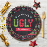 Ugg Christmas Sweater Nordic Strick Name Chalkboar Pappteller<br><div class="desc">"Iss, trinke und sei hässlich." Feiern Sie die Urlaubssaison im "Stil" mit dieser lustigen, einzigartigen Feiertagsplatte! Ein niedliches, nordisches Strick-Paradies aus Kalkbäumen, Rentieren, Ziergegenständen, zusammen mit spielerischer "Pullover"-Typografie in Rot, Grün und Aquablau, überlagert einen Kalkboardhintergrund. Personalisieren Sie mit Ihrem Namen. Sie haben die Wahl zwischen 2 Größen: 7" oder 9"....</div>