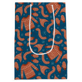 Ugge Christmas Sweater Hat Scarf Red White Mittlere Geschenktüte (Rückseite)