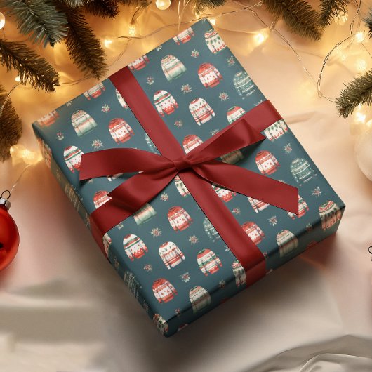 Ugly Christmas Sweater | Holly and Berries Pattern Geschenkpapier