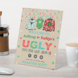 Ugly Sweater Christmas Baby Dusche Willkommen Sockelschild<br><div class="desc">Feiern Sie stilvoll mit diesem trendigen Babydusche-Begrüßungsschild. Das Design ist leicht mit Ihrer eigenen Formulierung zu personalisieren und Ihre Familie und Freunde werden begeistert sein,  wenn sie dieses fabelhafte Party-Zeichen sehen. Entsprechende Party-Elemente finden Sie in der Auflistung.</div>